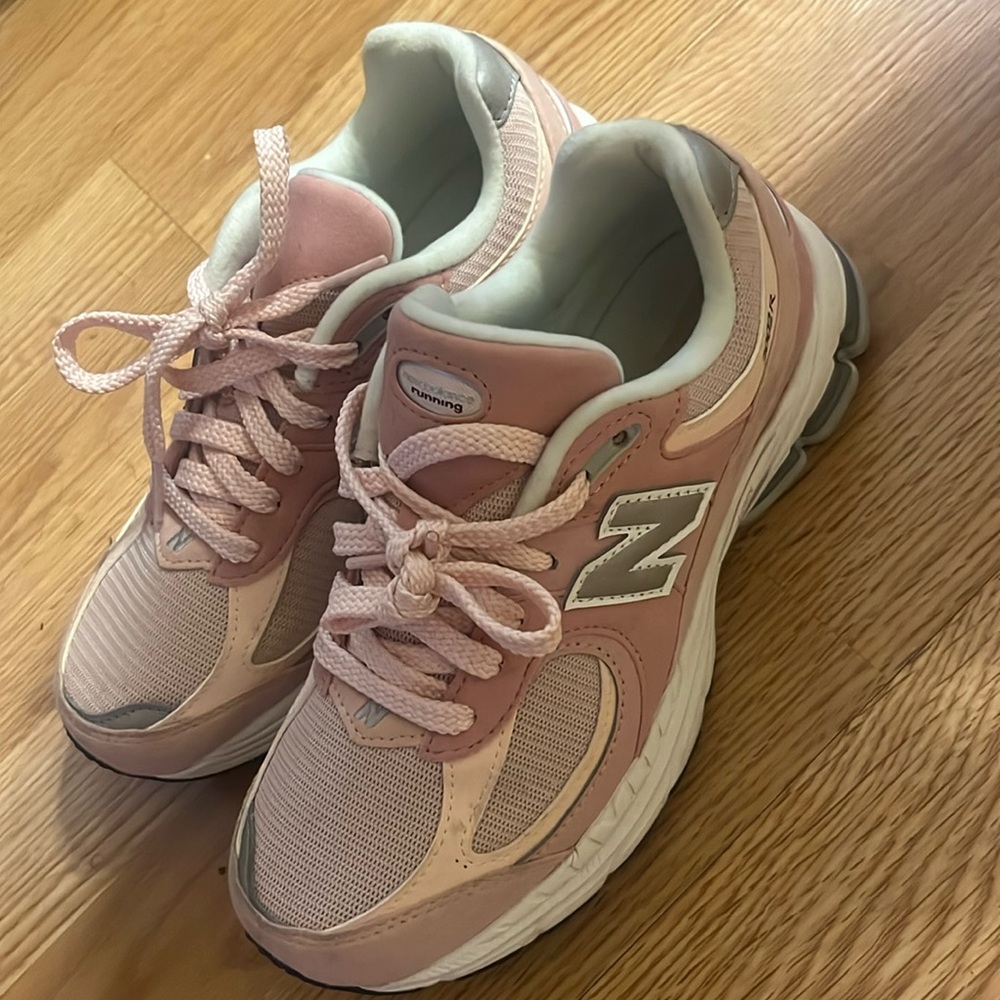 Kids pink new balance size 4.5